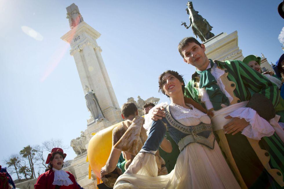 Actores de un espectáculo en 2012 por el Bicentenario de la Constitución de 1812, junto al Monumento de las Cortes de Cádiz.