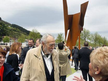 Nestor Basterretxea, delante de su escultura ‘Agonía de fuego’, que fue inaugurada en Gernika.