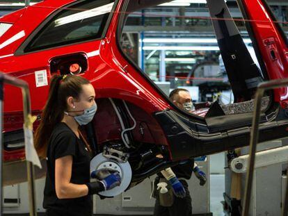 Trabajadores en la línea de montaje de la planta de Seat en Martorell (Barcelona).