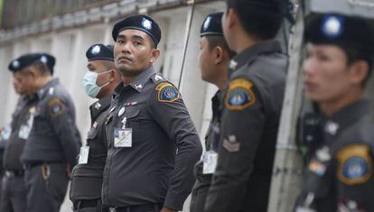 Agentes de polic&iacute;a tailandeses hacen guardia en el tribunal penal de Bangkok.