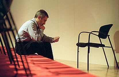 Gaspar Llamazares, durante un receso del congreso del PCE que se celebra en Madrid.

Gaspar Llamazares lee una nota sentado en un escalón durante un descanso del XVI congreso del PCE que se celebra en Madrid. PLANO GENERAL