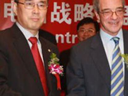 César Alierta y el presidente de China Unicom, Chang Xiaobing, en una imagen tomada en septiembre de 2009.