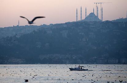 Un barco pasa delante de la mezquita Camlica mientras navega por el Bósforo en Estambul (Turquía). La mezquita, en construcción desde 2013, se convertirá en la mayor construida en la historia republicana de Turquía cuando finalicen las obras.