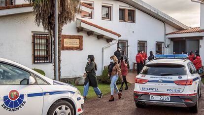 Varios asistentes se marchan tras ser identificados este martes por agentes de la Ertzaintza tras una fiesta celebrada la pasada en la hospedería de un convento de Derio (Bizkaia).