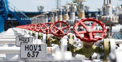 Las válvulas de gas en el sitio de almacenamiento de gas natural en Zsana, Hungría, el 20 de mayo de 2022.