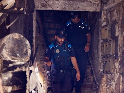 Portal del edificio tras el incendio el pasado 11 de octubre.