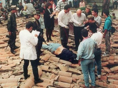 El cuerpo sin vida de Pablo Escobar abatido por la policía en 1993.