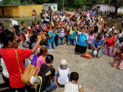 Familiares de presos rezan después de una protesta en la prisión de Los Llanos, en Venezuela, el pasado 2 de mayo.