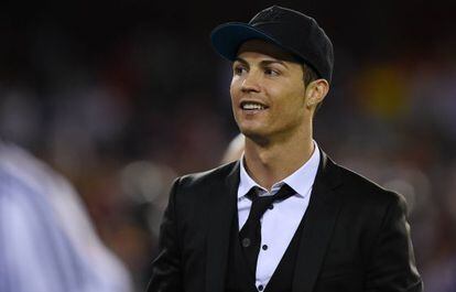 Cristiano Ronaldo, su traje, su gorro azul y la infamia para todos los hombres