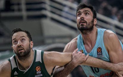 Vougioukas y Oriola luchan por un rebote.