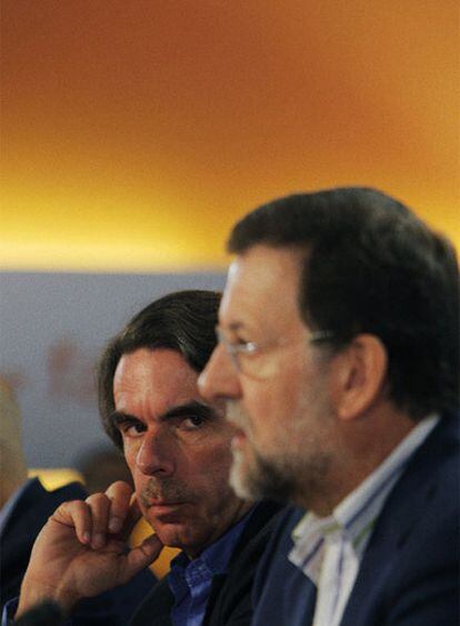 Aznar mira a Rajoy ayer en el Campus FAES.