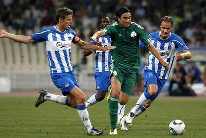 Tres jugadores del Odense intentan arrebatar el balón a Leto, del Panathinaikos, en la anterior ronda.