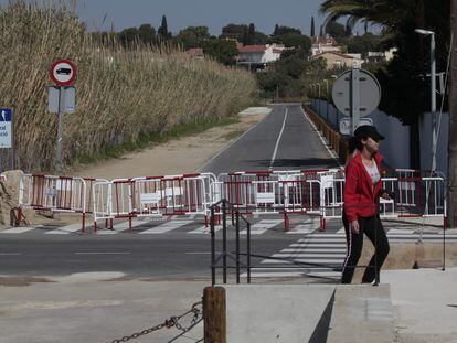 Vallas para impedir el acceso a El Vendrell, en Tarragona, por una carretera secundaria.