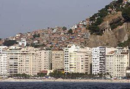 La OIT coincide en líneas generales con los datos que maneja el Gobierno brasileño y apunta que la reducción de la pobreza, en un 36,5 %, favoreció a 27,9 millones de personas. En la imagen un registro panorámico de algunas favelas y una zona turística en Río de Janiero. EFE/Archivo