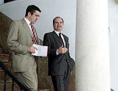 Patxi López y Manuel Chaves, ayer, en la sede regional del PSOE.