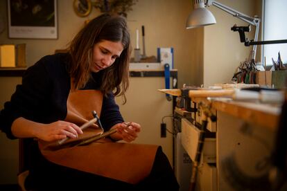 Celia Gayo, del taller Migayo, trabajando en una de sus joyas.