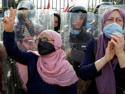 Policías vigilan seguidores del partido islamista Ennahda delante del parlamento tunecino el 26 de julio