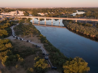 Una hilera de vehículos de la policía municipal de Ciudad Acuña custodia el Río Bravo frente al puente internacional de Del Río, este jueves.