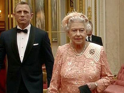 Daniel Craig y la reina Isabel II, en los Juegos Olímpicos de Londres de 2012.