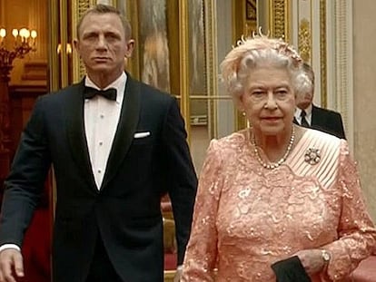 Daniel Craig y la reina Isabel II, en los Juegos Olímpicos de Londres de 2012.