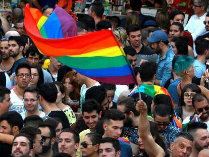 Una bandera arcoíris en la plaza de Pedro Zerolo, en el barrio de Chueca, Madrid, en el acto de inicio de las fiestas del Orgullo Gay.