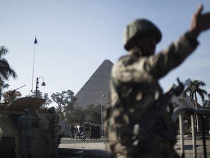 Un soldado egipcio y varios vehículos blindados, apostados en las cercanías de las pirámides de Giza.