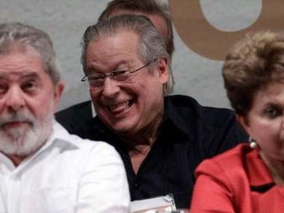 Dirceu, al fondo, detr&aacute;s de Lula y Dilma Roussef.