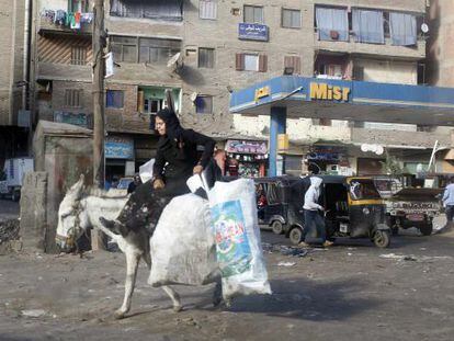 Una mujer en burro, el pasado jueves en El Cairo.