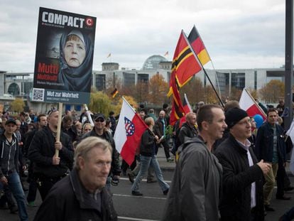 Manifestación en Berlín organizada por el partido de extrema derecha AfD contra la canciller Merkel en 2015.  
 