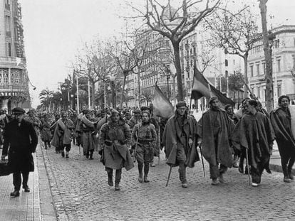 Entrada de las tropas franquistas en Barcelona en enero de 1939; en la imagen, a su paso por la Diagonal en direcci&oacute;n al puerto.