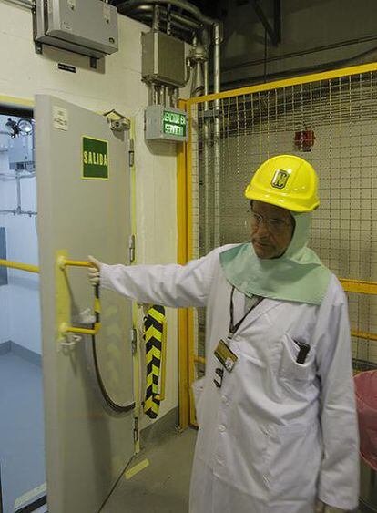 Un operario en la central nuclear de Garoña, en Burgos.
