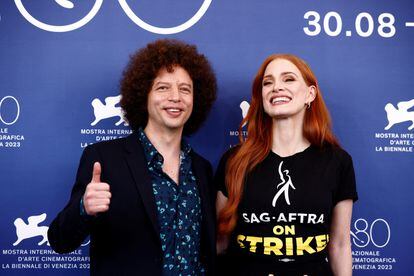 El director Michel Franco y la actriz Jessica Chastain, con una camiseta a favor de la huelga de actores y guionistas, antes de la presentación de 'Memory' este viernes en el festival de Venecia.