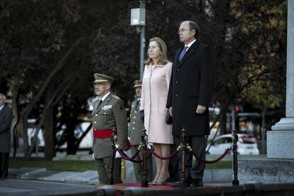 La presidenta del Congreso, Ana Pastor, y el presidente del Senado, Pío García-Escudero, presiden el solemne izado de la bandera nacional en la Plaza de Colón de Madrid.
