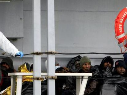 Un grupo de inmigrantes rescatados en el sur de Italia por la operaci&oacute;n Trit&oacute;n esperan para desembarcar.