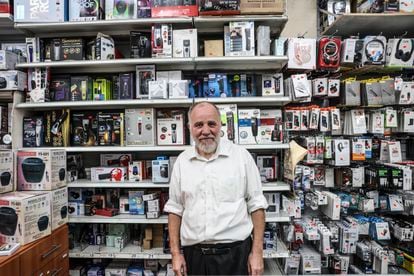 Yona Levin, empleado en una tienda de aparatos electrónicos en el barrio de Gueulá de Jerusalén.