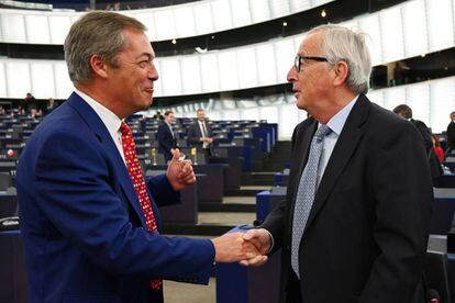 El presidente de la Comisión Europea, Jean-Claude Juncker, saluda al líder del Partido del Brexit, Nigel Farage, en el pleno del Parlamento Europeo en Estrasburgo.