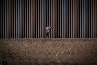 Algunas voces del Partido Republicano dan por hecho que la frontera quedará abierta de par en par, y que la invasión será inevitable. “La desinformación que, por motivos distintos, propagan los republicanos y los traficantes de personas está empujando a muchos a creer que ahora será más fácil que antes entrar. Me temo que miles de individuos que esperan al otro lado se atreverán a probar suerte", explica García. En la imagen, un migrante mira hacia Estados Unidos a través del cerco fronterizo en Ciudad Juárez.