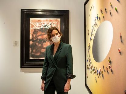 Isabel Díaz Ayuso, durante su visita al Salón de Arte Moderno (SAM) este lunes en Madrid.