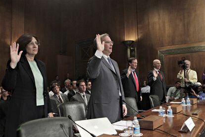 El presidente ejecutivo de Google, Eric Schmidt, durante su juramento previo a su declaración ante el Senado de Estados Unidos.