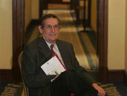 Gabriel Tortella, con su último libro, <i>Los orígenes del siglo XXI.</i>