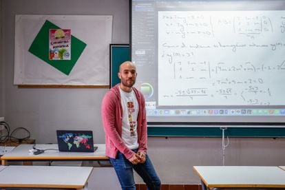 David Armenteros, profesor de matemáticas del colegio Amor de Dios en Salamanca, en su aula este enero.