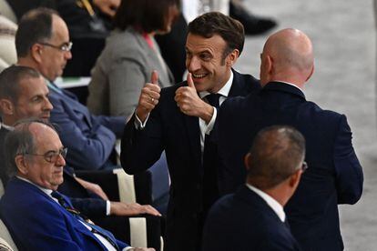 El presidente francés Emmanuel Macron (centro) en el palco del estadio Al Bayt en Al Khor (Qatar).