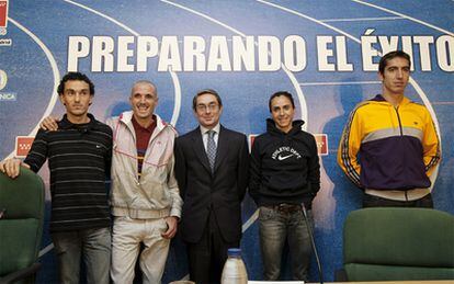 Los atletas Jesús España, Chema Martínez, el viceconsejero de Deportes madrileño Javier Hernández, Nuria Fernández y Arturo Casado.