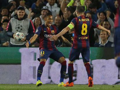 Neymar celebra su primer gol frente al PSG junto a Iniesta. 