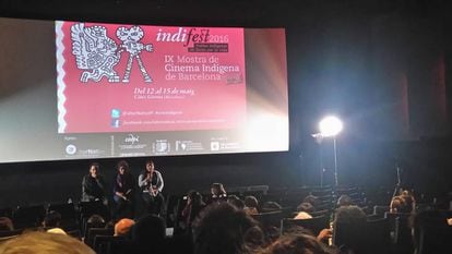 Debate sobre las proyecciones en la IX Mostra de Cinema Ind&iacute;gena de Barcelona. 