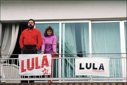 En 1989 Lula se postuló como candidato a la presidencia de Brasil. A pesar de haber liderado todas las encuestas durante los meses previos a los comicios, su contrincante Fernando Collor de Mello se impuso en las urnas con el 53% de los votos. En la imagen, Lula durante su campaña presidencial en 1989. 