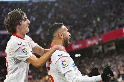 En-Nesyri y Bryan Gil celebran el gol del delantero marroquí al Mallorca.