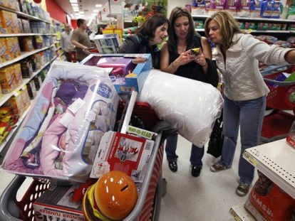 Un grupo de madres de compras en un Target en South Portland, Maine