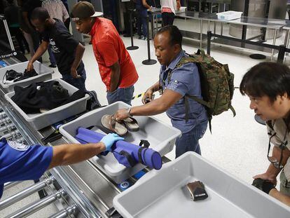 Control de seguridad en la terminal de American Airlines en Miami.