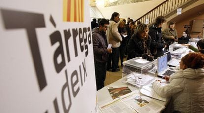 Votantes de la consulta independentista, ayer en Tàrrega (Lleida).